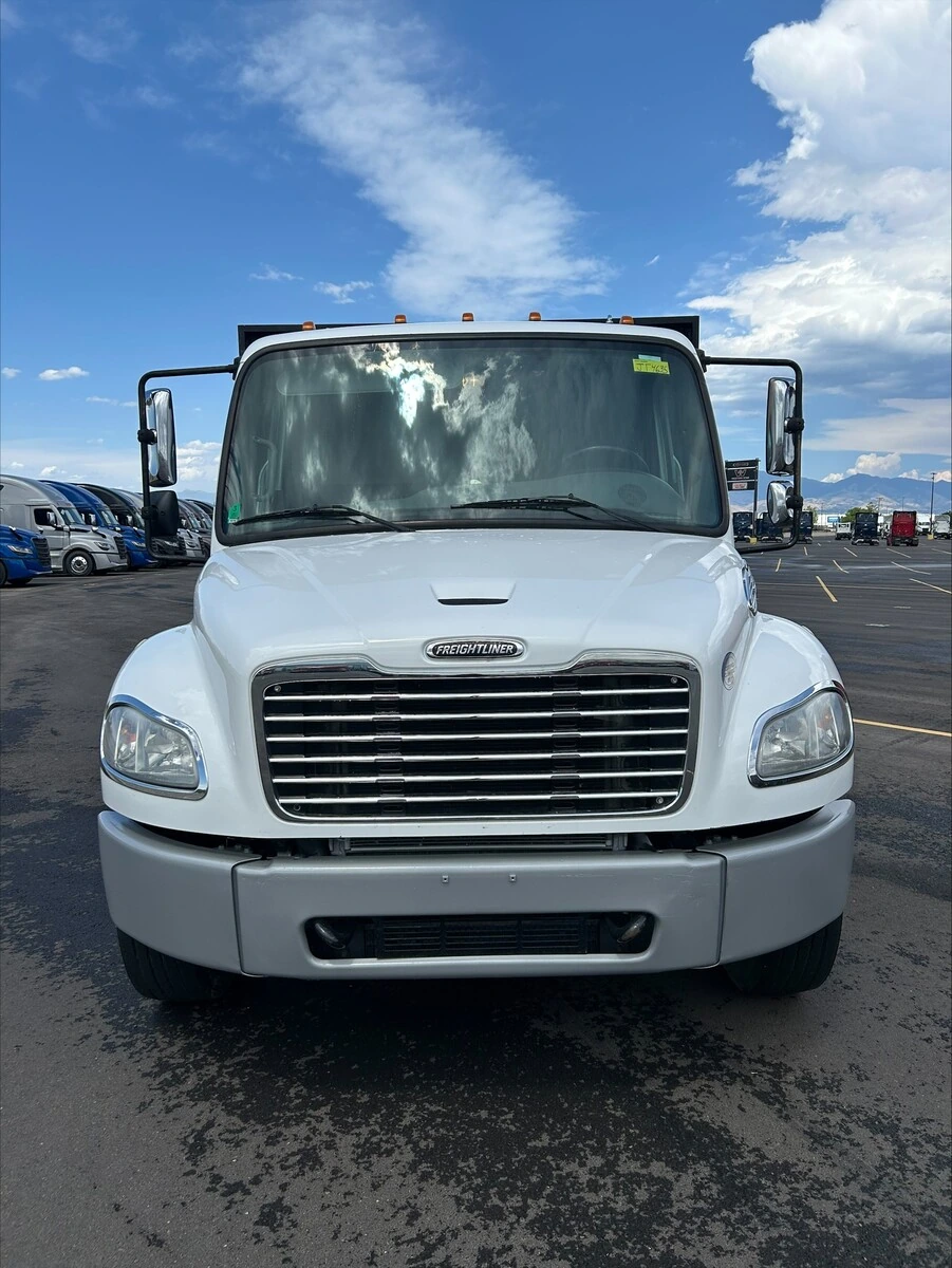 2018 Freightliner M2 106 — photo 3