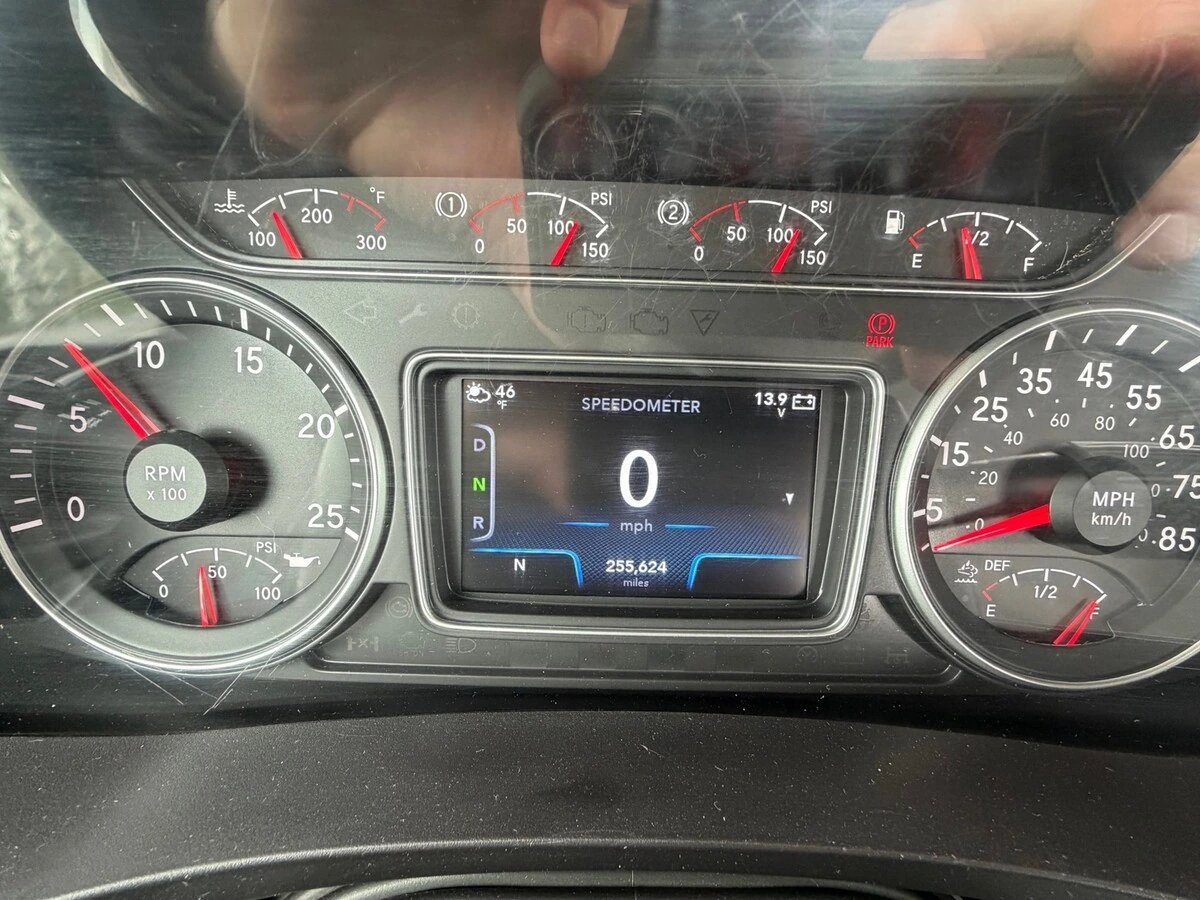 2023 International HX - image 10