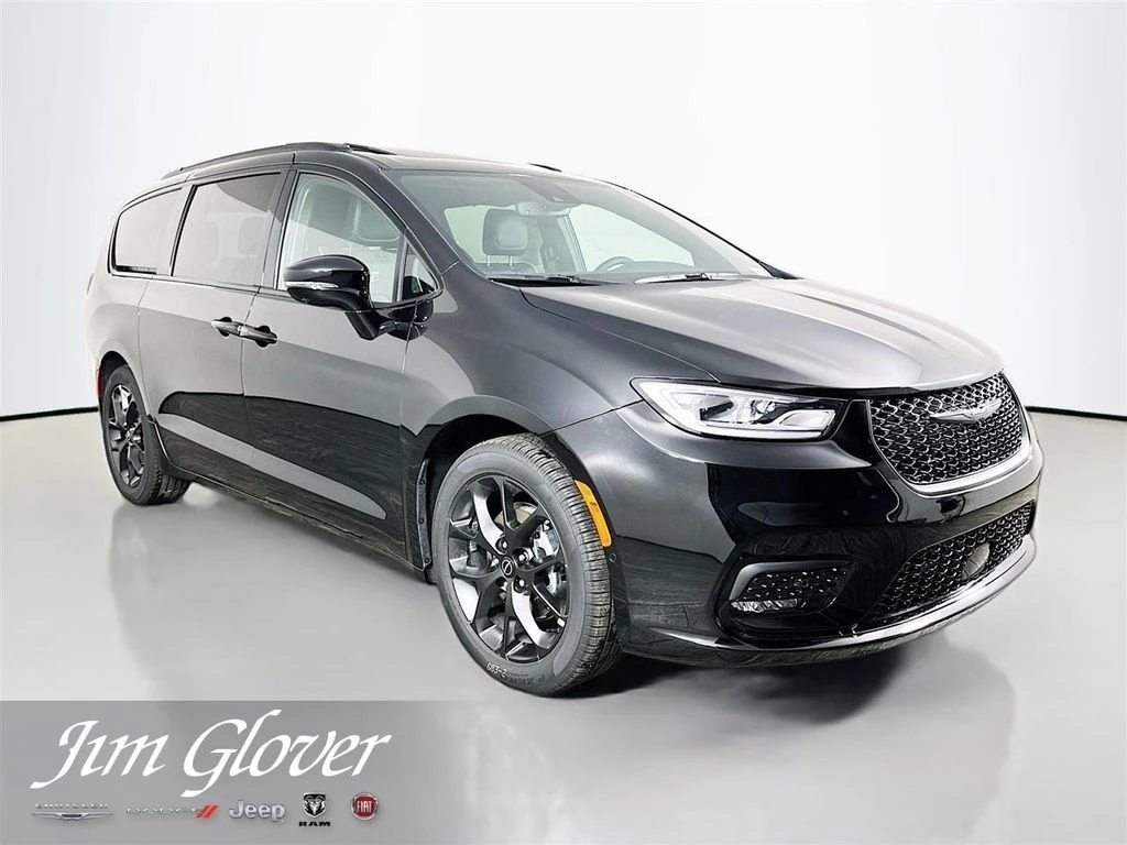 2026 Chrysler Pacifica Limited's photo