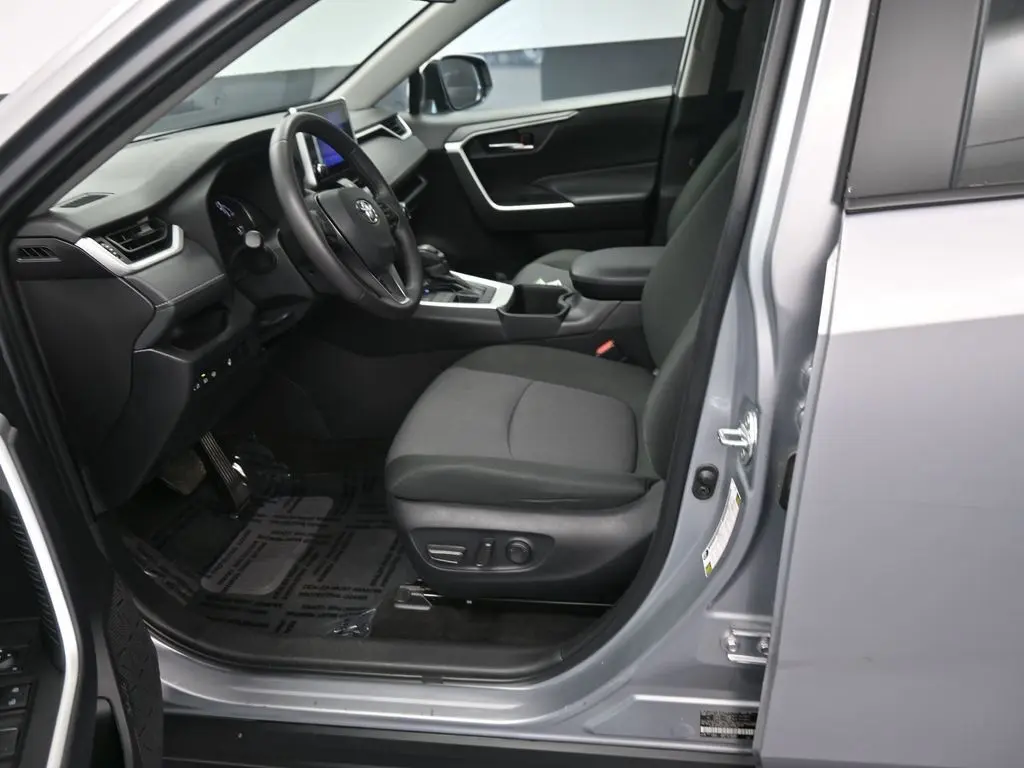 2024 Toyota RAV4 XLE photo 16