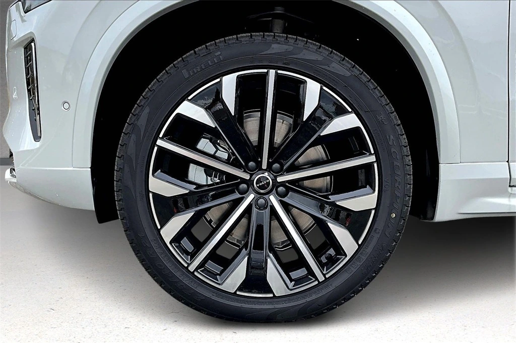 2026 Volvo - image 12
