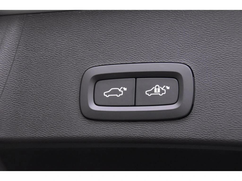 2026 Volvo - image 24