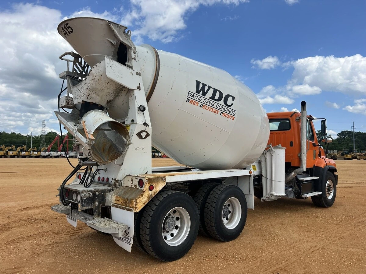 2017 Freightliner 114SD - image 3