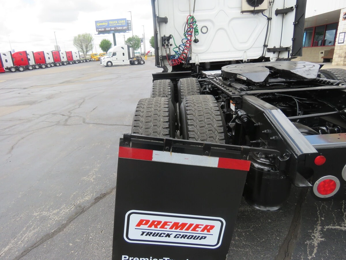 2023 Freightliner Cascadia - image 4