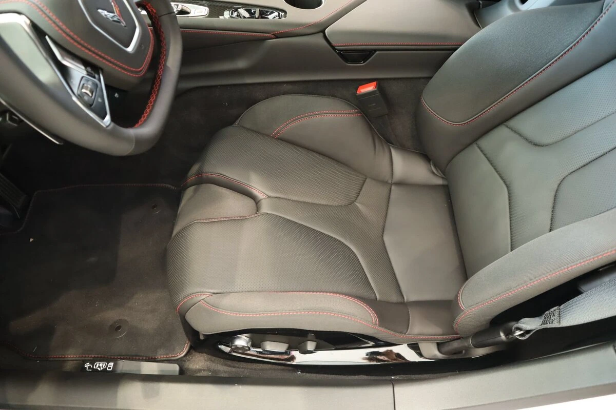 2027 Chevrolet Corvette 2LT - Photo 17