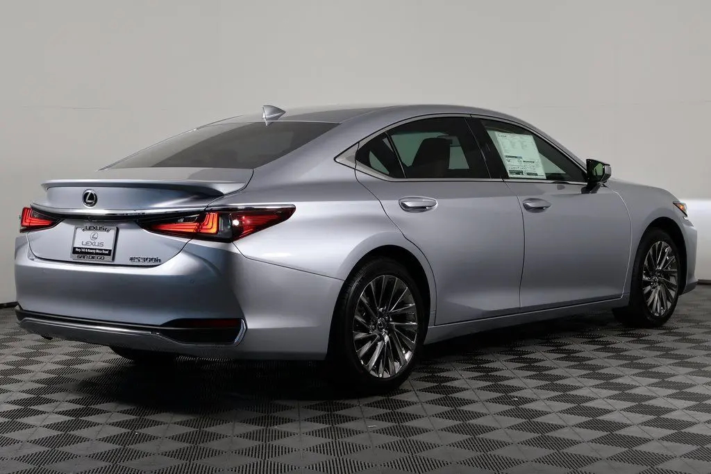 2025 Lexus ES 300h Luxury photo 2
