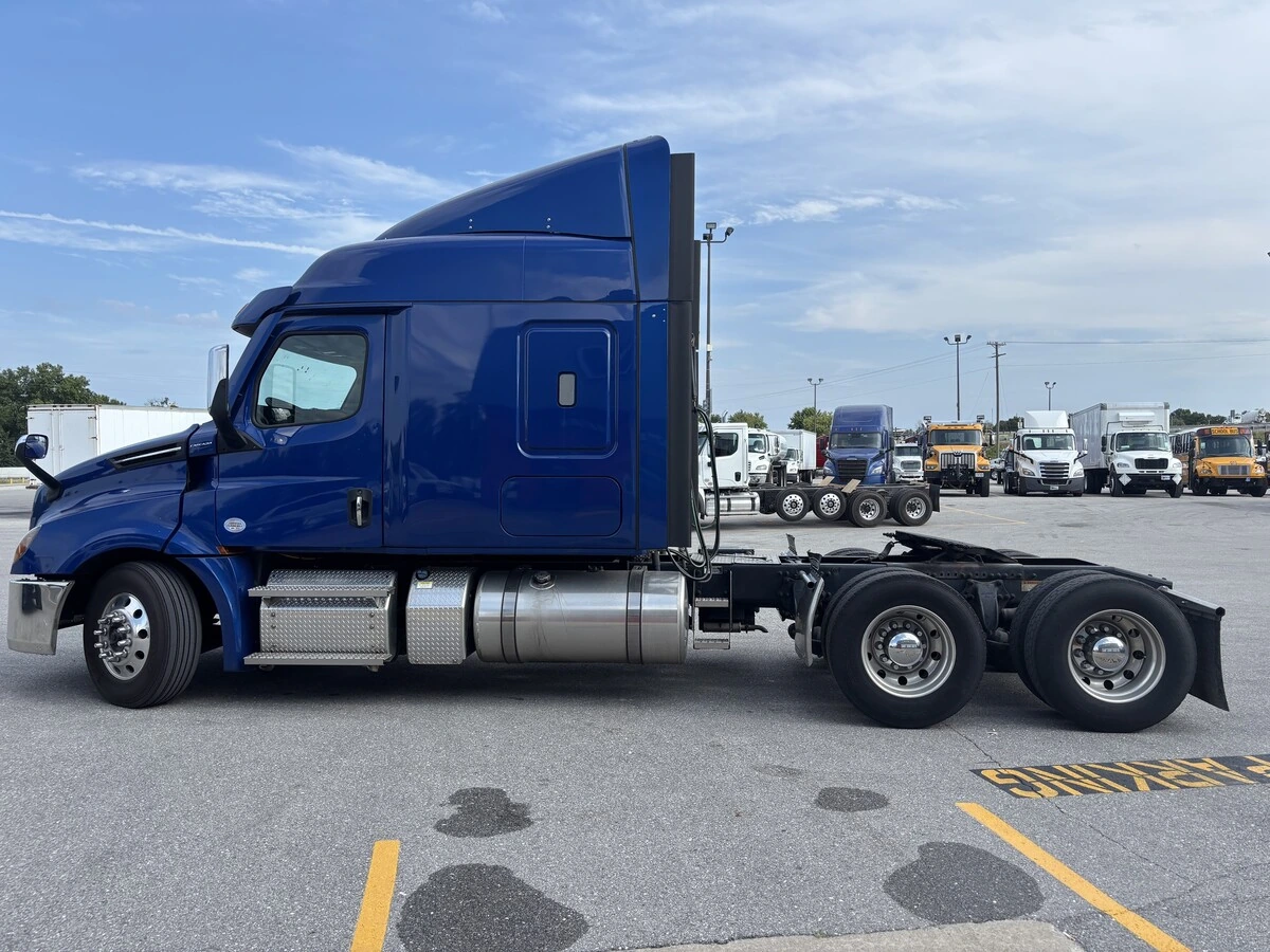 2023 Freightliner Cascadia — photo 4