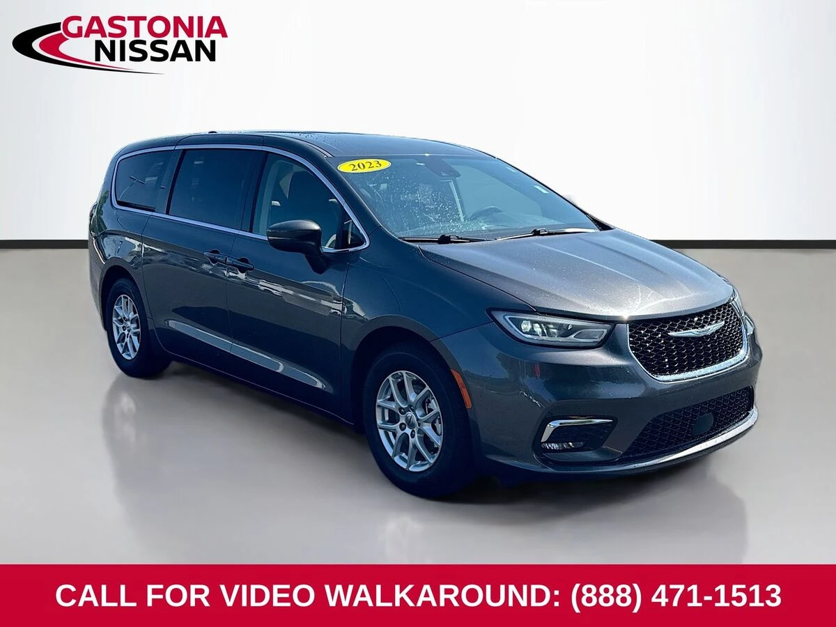 2023 Chrysler Pacifica Touring L's photo