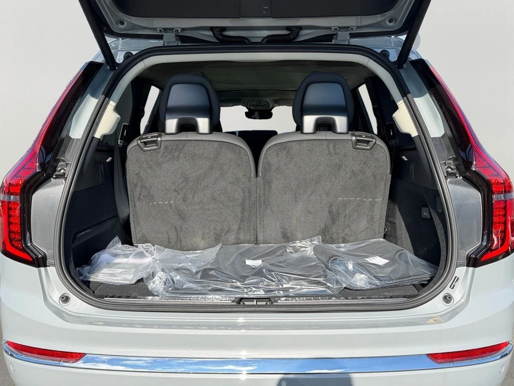 2026 Volvo - image 9