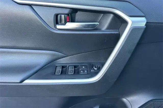 2022 Toyota RAV4 XLE photo 6