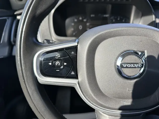 2018 Volvo XC90 T6 AWD Momentum photo 16