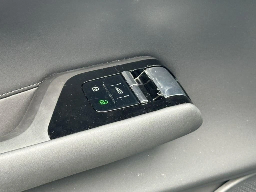 2025 Volvo - image 18