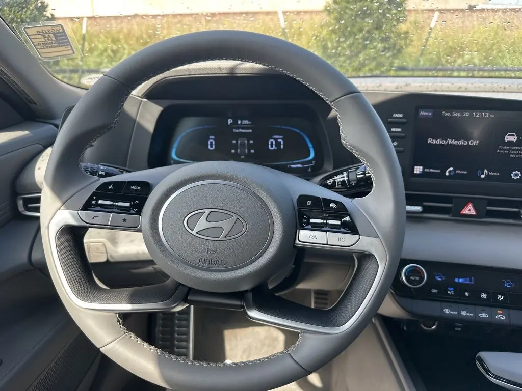 2025 Hyundai Elantra SEL Sport photo 25