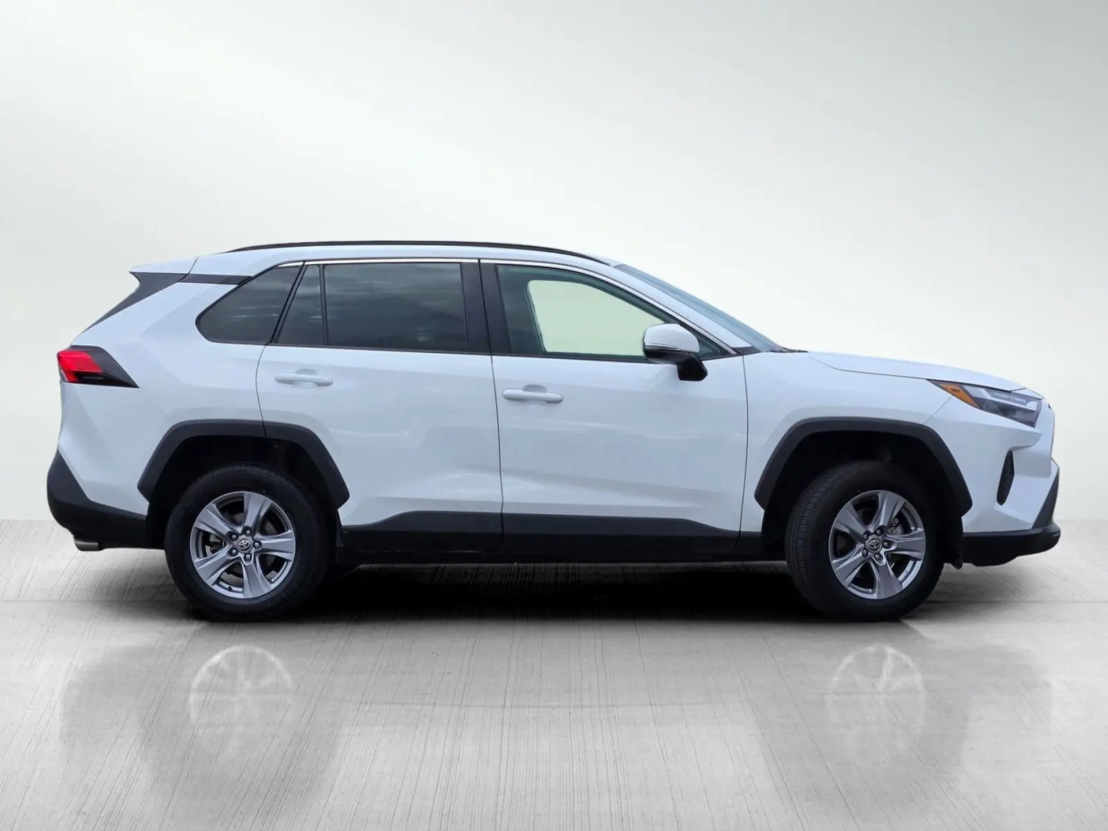 2022 Toyota RAV4 XLE photo 2