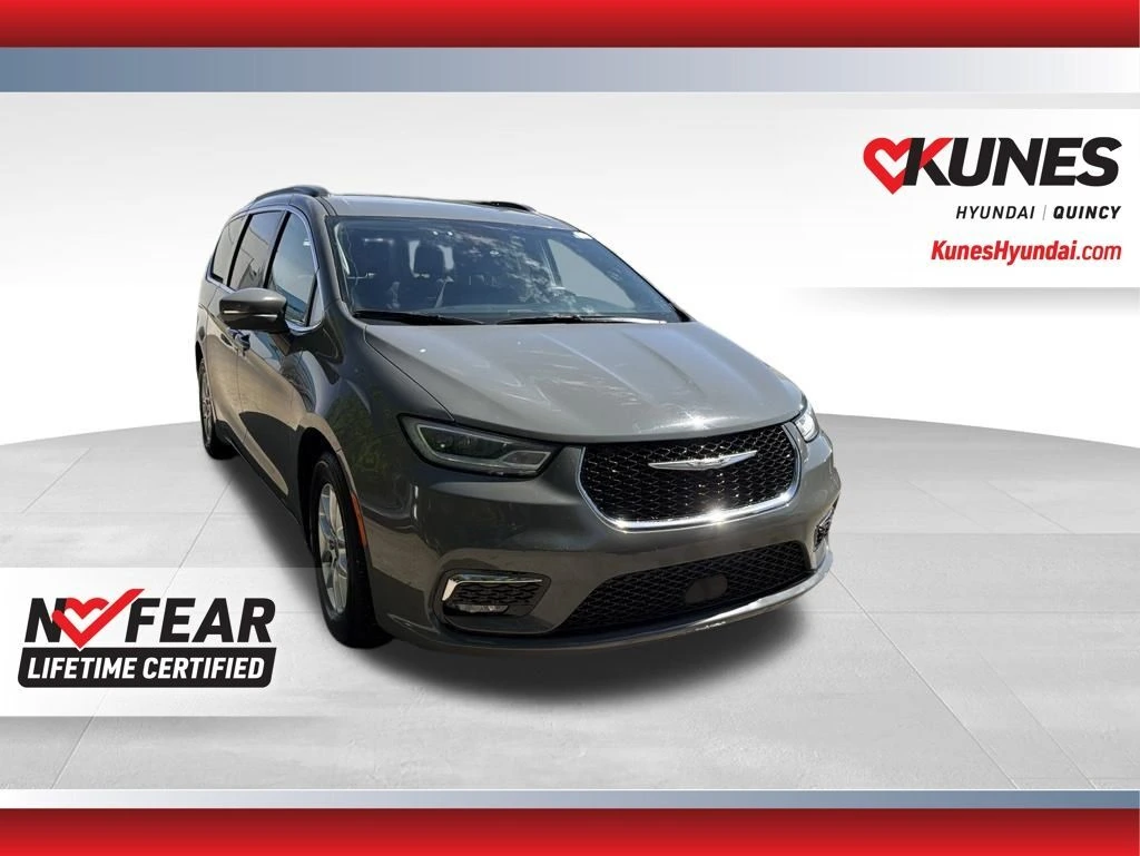 2022 Chrysler Pacifica Touring L's photo