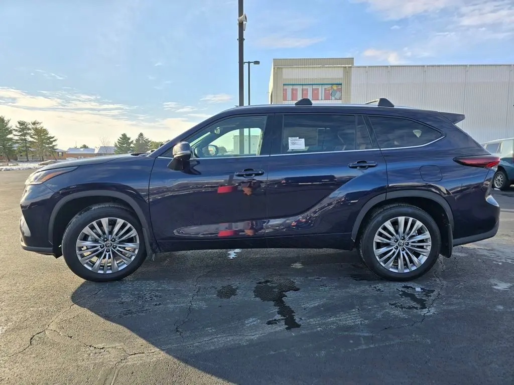 2026 Toyota Highlander Platinum photo 4