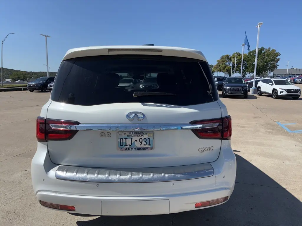 2019 Infiniti QX80 Luxe photo 3
