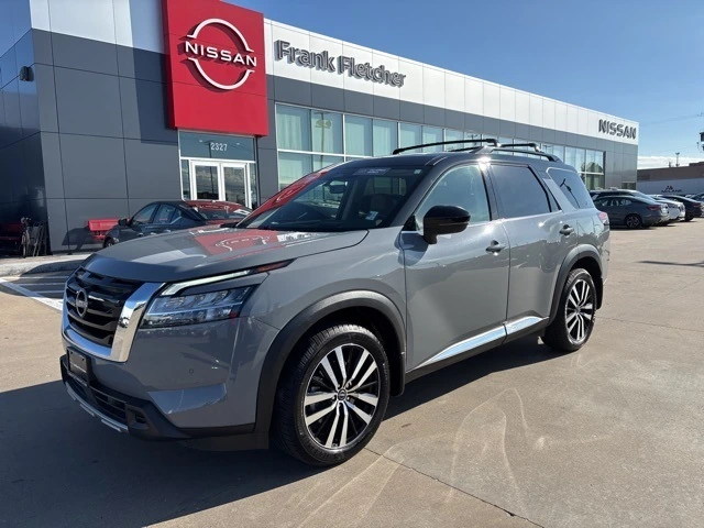 2023 Nissan Pathfinder Platinum's photo
