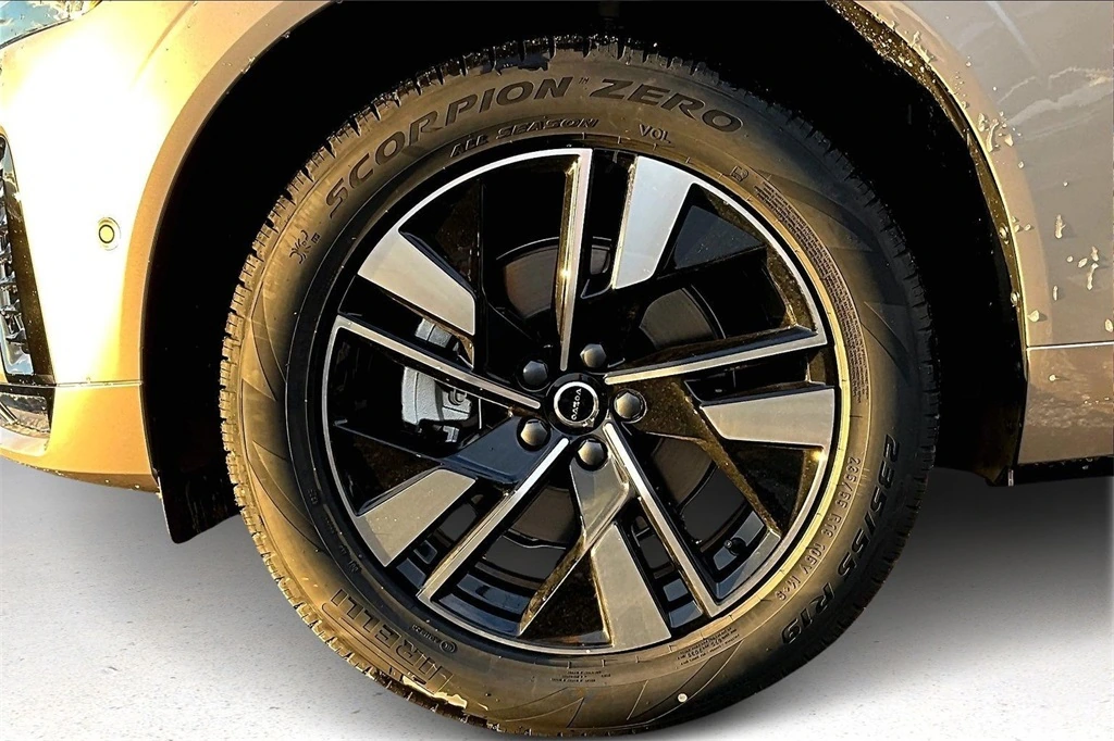 2026 Volvo - image 13