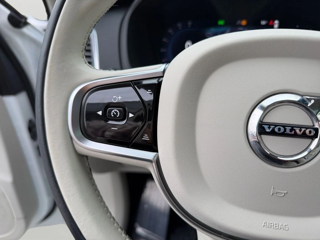 2025 Volvo - image 19