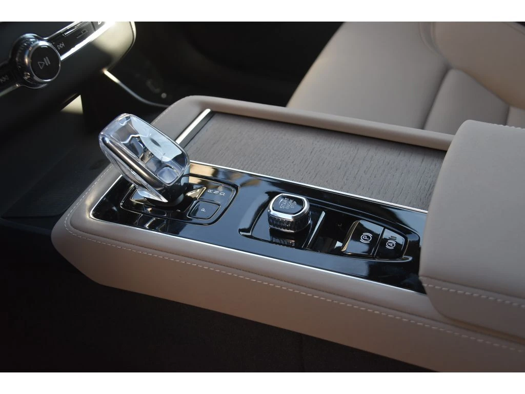 2026 Volvo - image 36