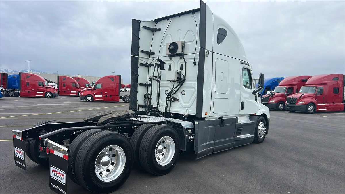 2022 Freightliner Cascadia - image 3