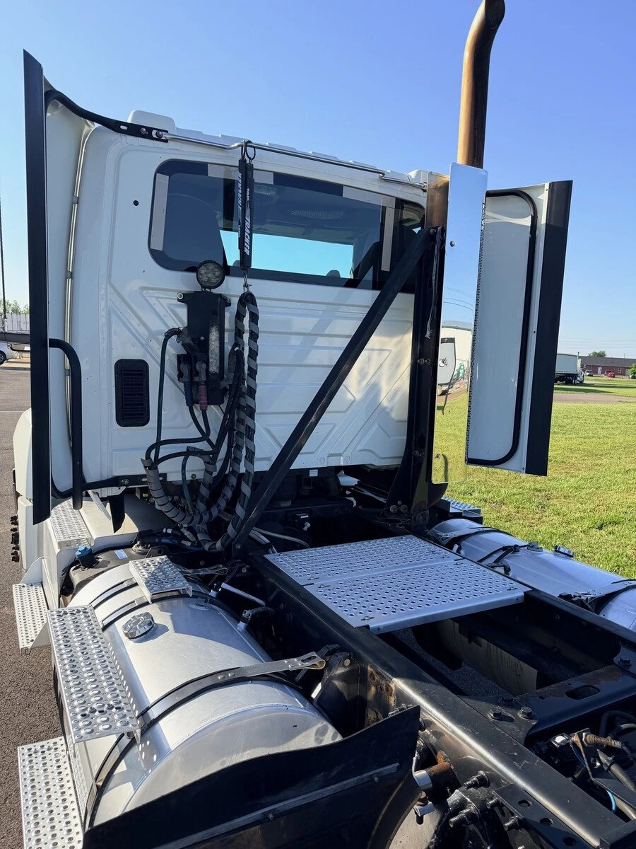 2022 International LT in Union City, TN — photo 7