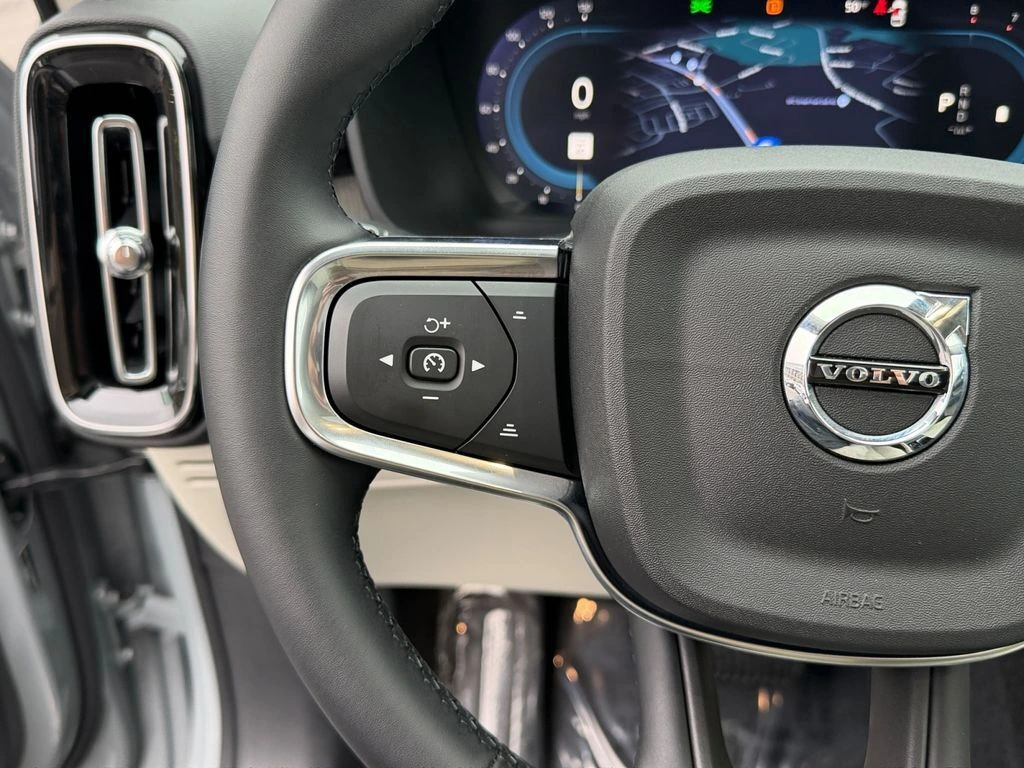 2025 Volvo - image 20