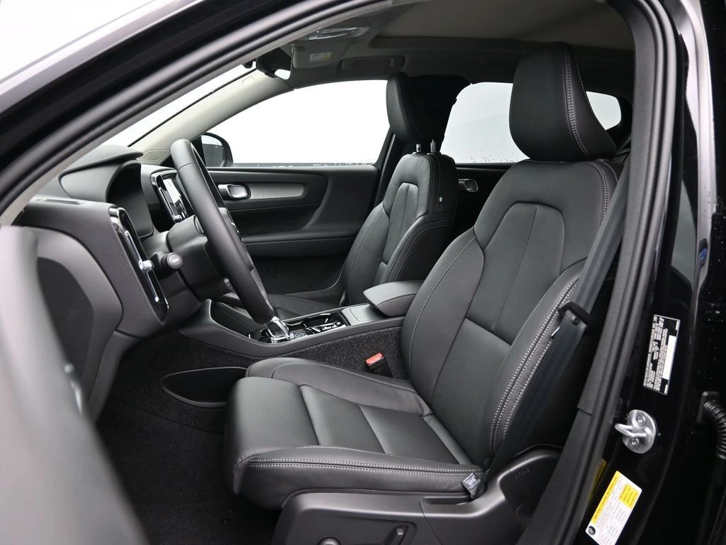 2025 Volvo - image 19