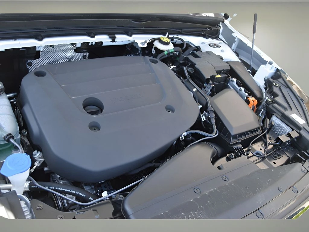 2025 Volvo - image 33