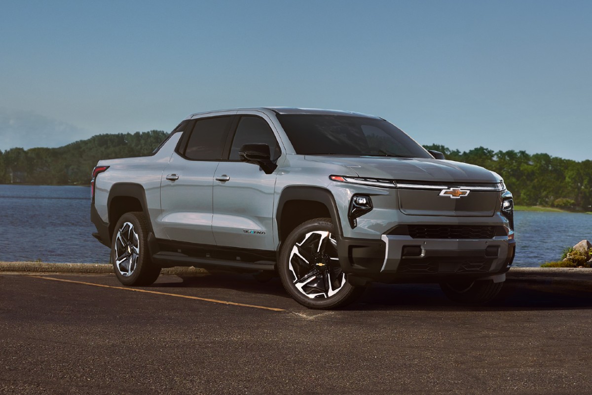 2025 Chevrolet Silverado EV Exterior Passenger Side Front Profile