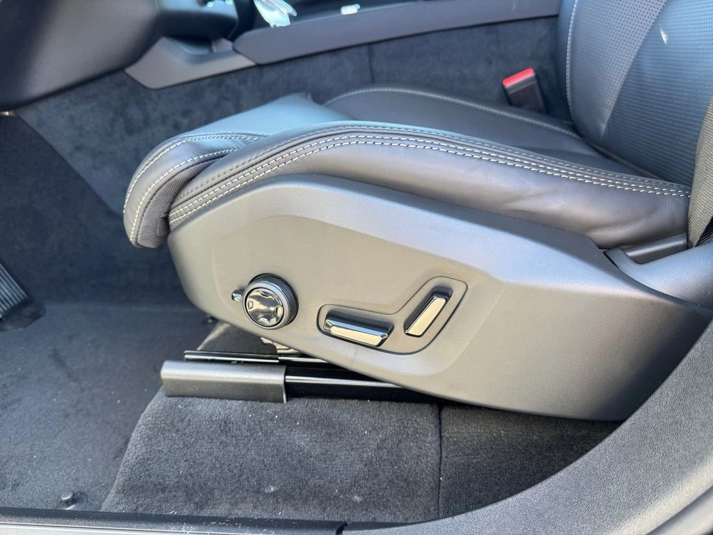 2026 Volvo - image 15