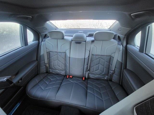 2026 BMW 7 Series 750e - Photo 14