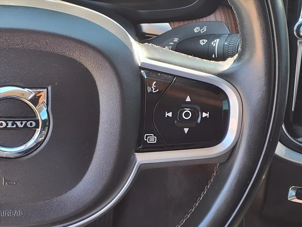 2021 Volvo - image 6