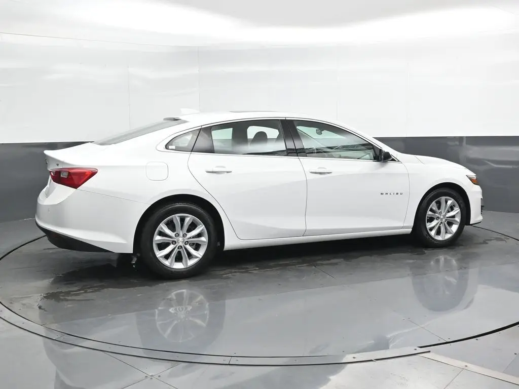 2024 Chevrolet Malibu 1LT photo 2
