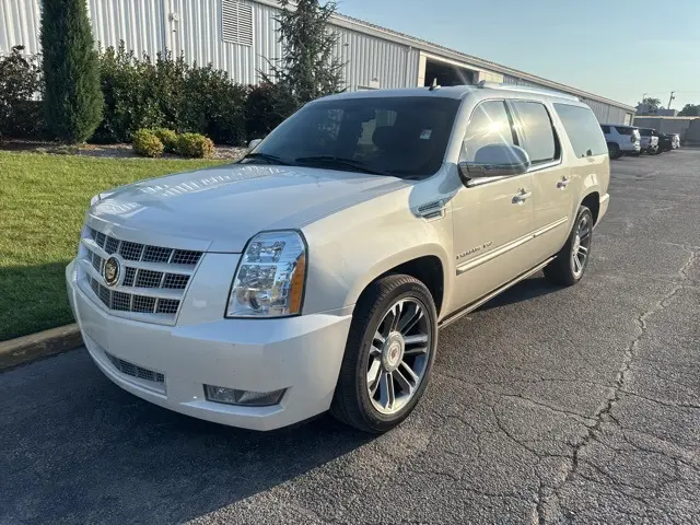 2020 Cadillac Escalade ESV Luxury photo 3