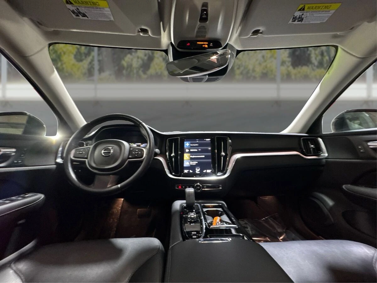 2022 Volvo - image 23