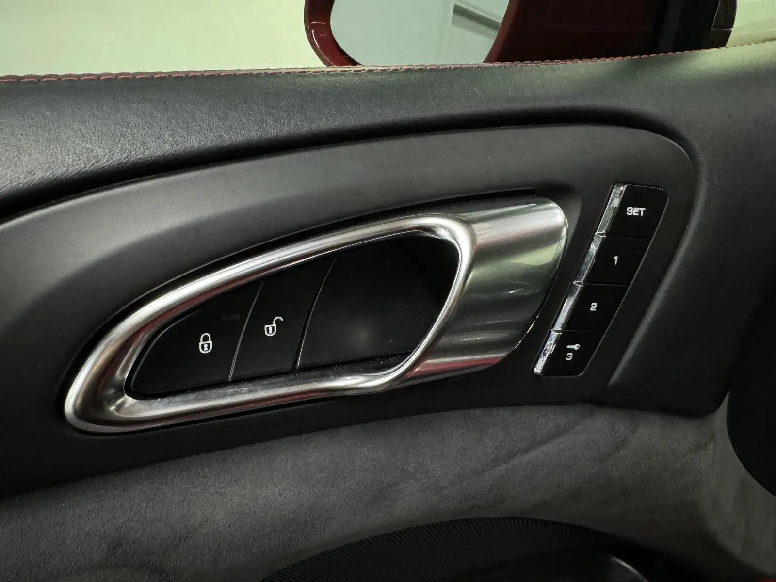 2013 Porsche Cayenne GTS photo 17