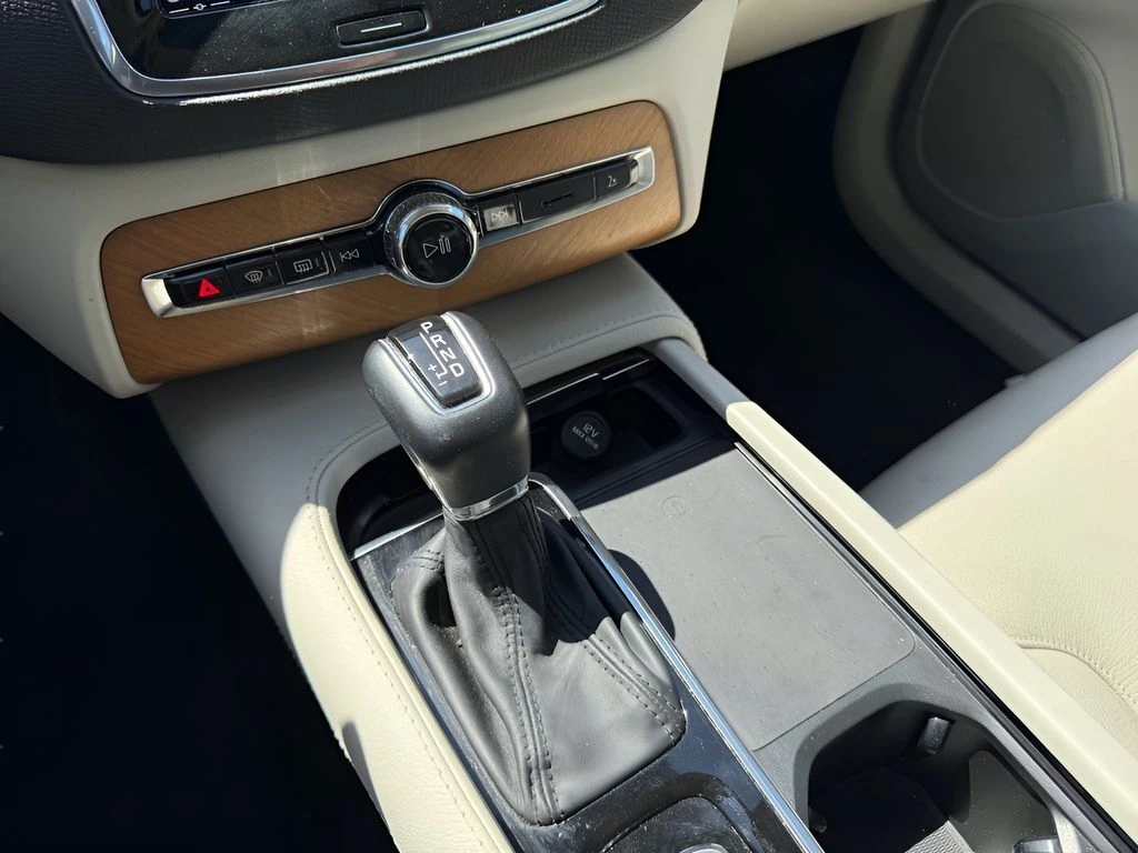 2022 Volvo - image 17