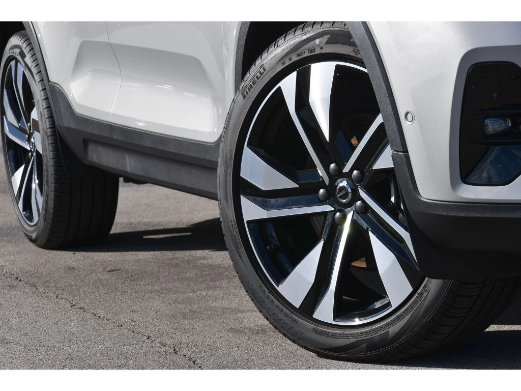 2025 Volvo - image 7