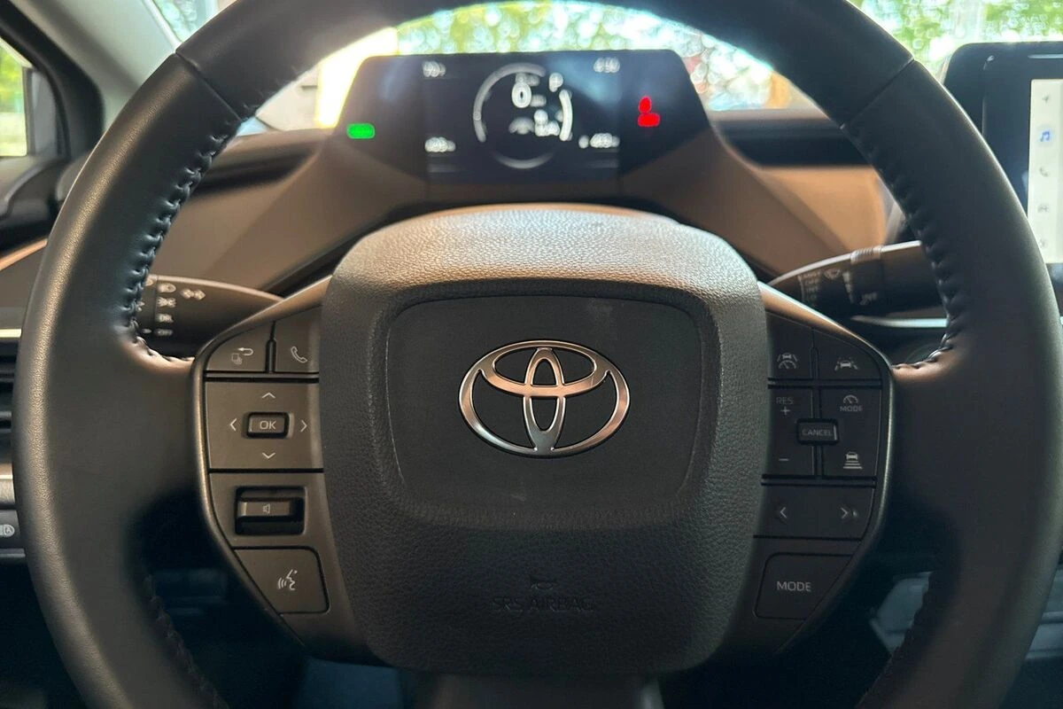 2025 Toyota Prius LE - Photo 23