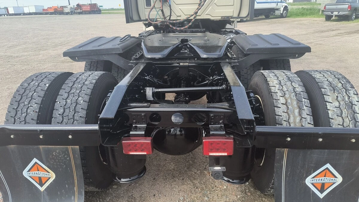 2019 International LT - image 6