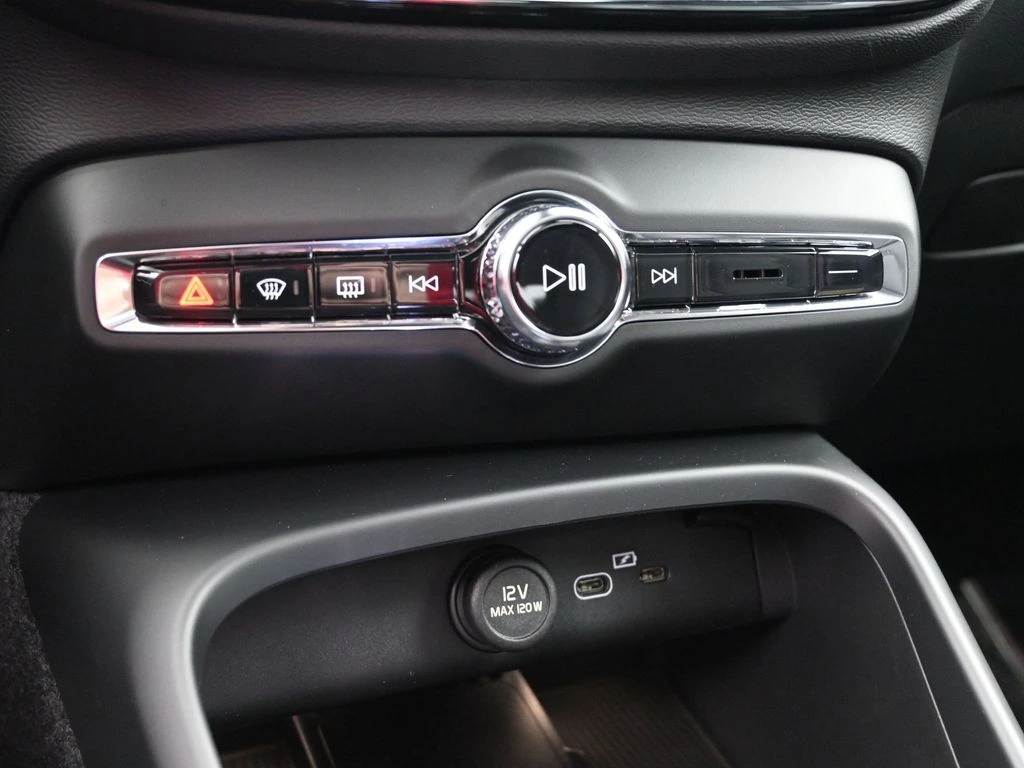 2026 Volvo - image 15