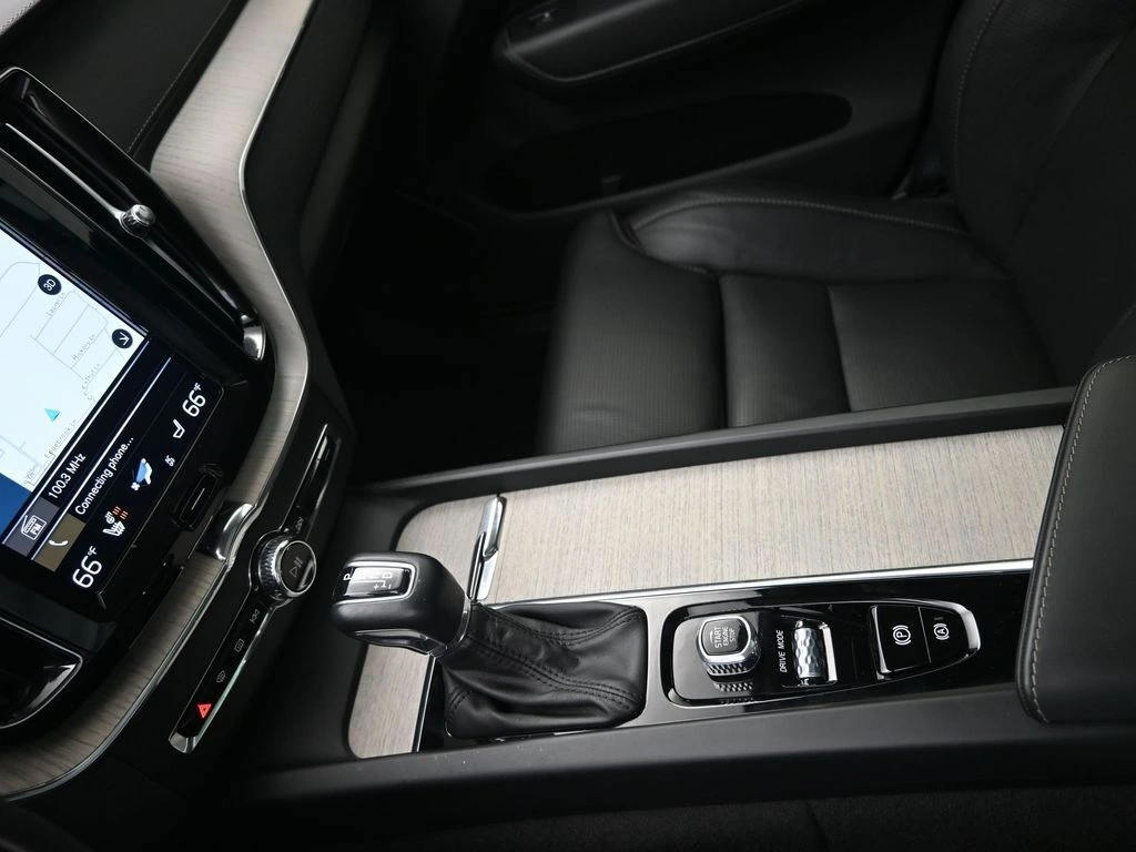 2020 Volvo - image 21