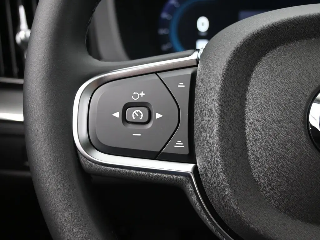 2025 Volvo - image 12