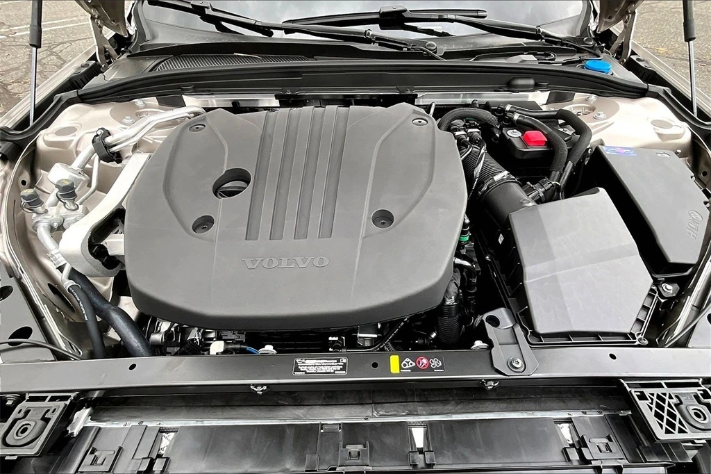 2026 Volvo - image 12