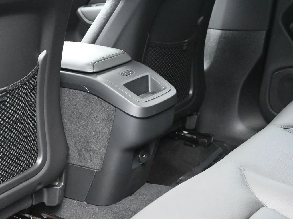 2025 Volvo - image 26