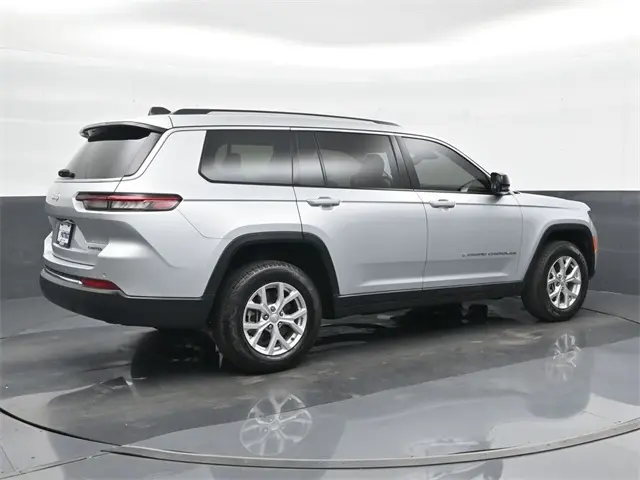 2023 Jeep Grand Cherokee Limited photo 2