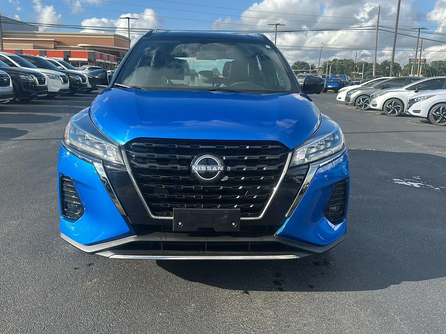 2023 Nissan Kicks SR photo 2