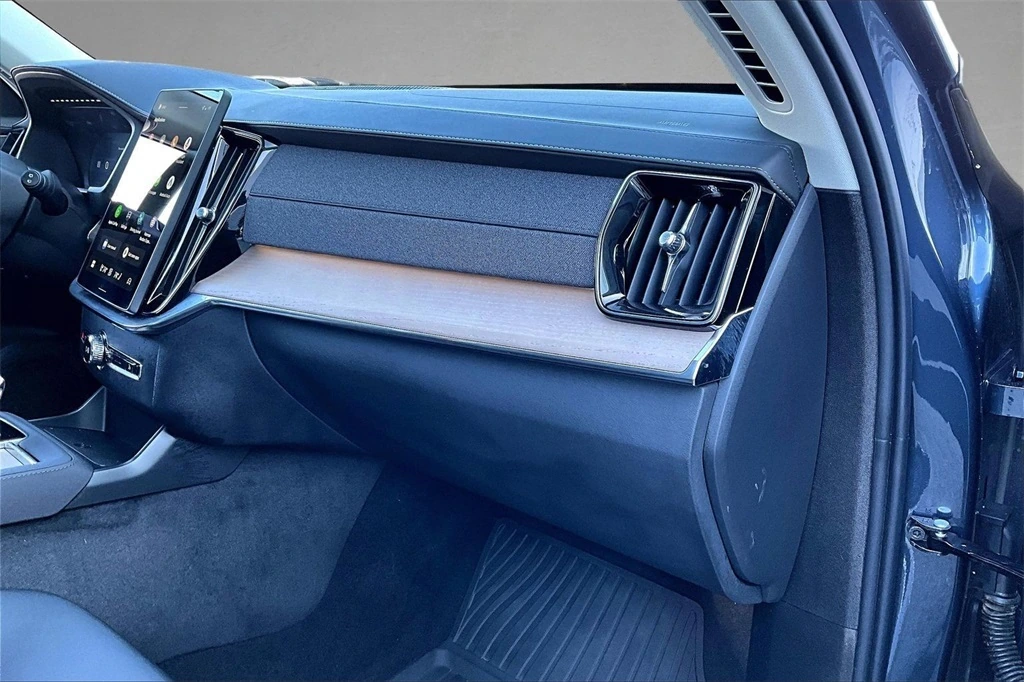 2026 Volvo - image 27